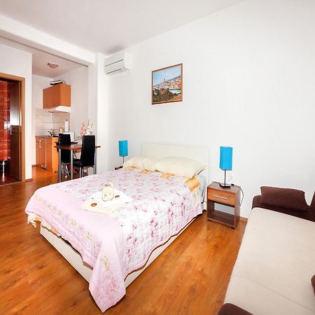 Apartments Barbara Brsec Room photo